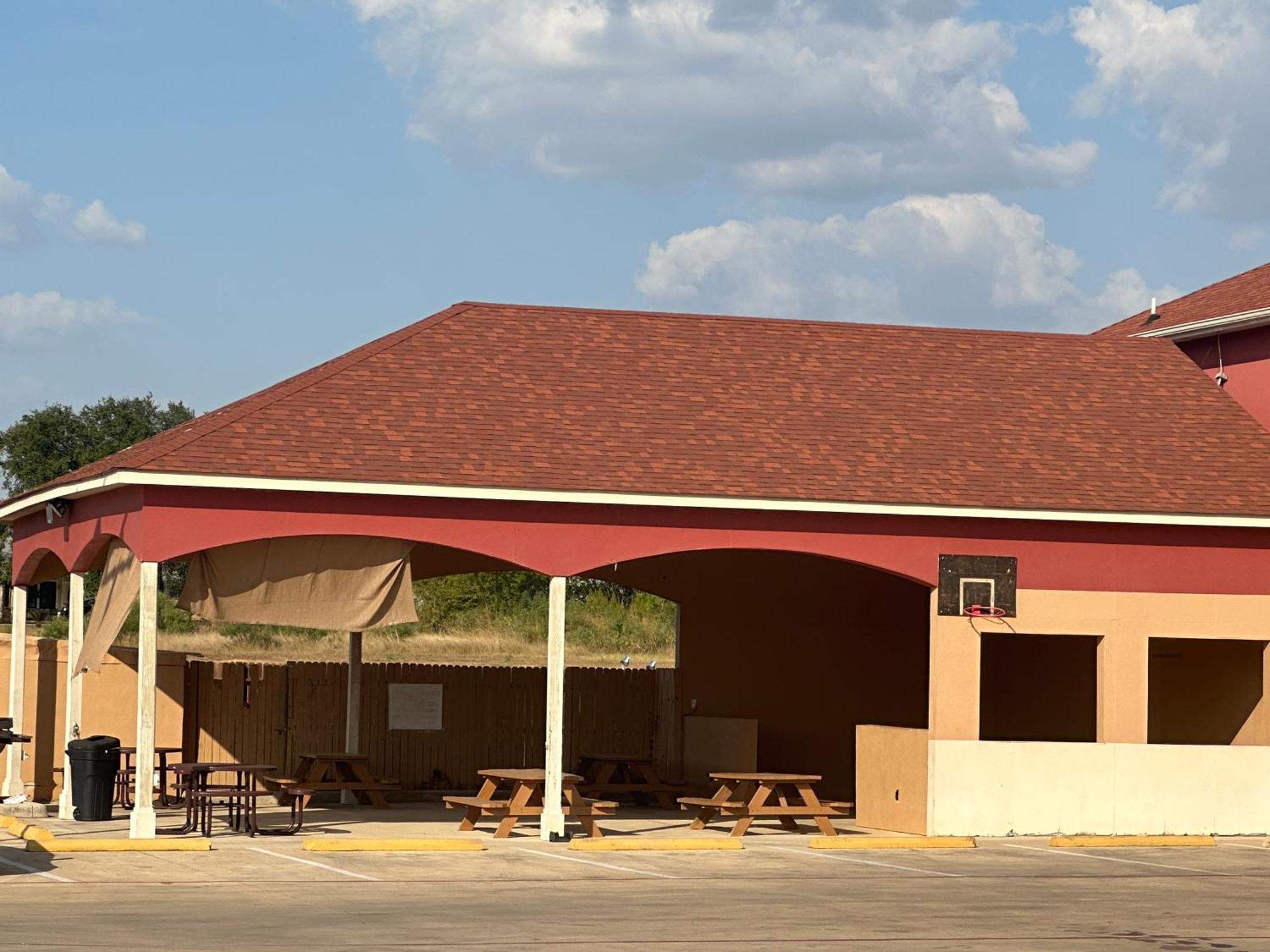 Executive & 2* Floresville