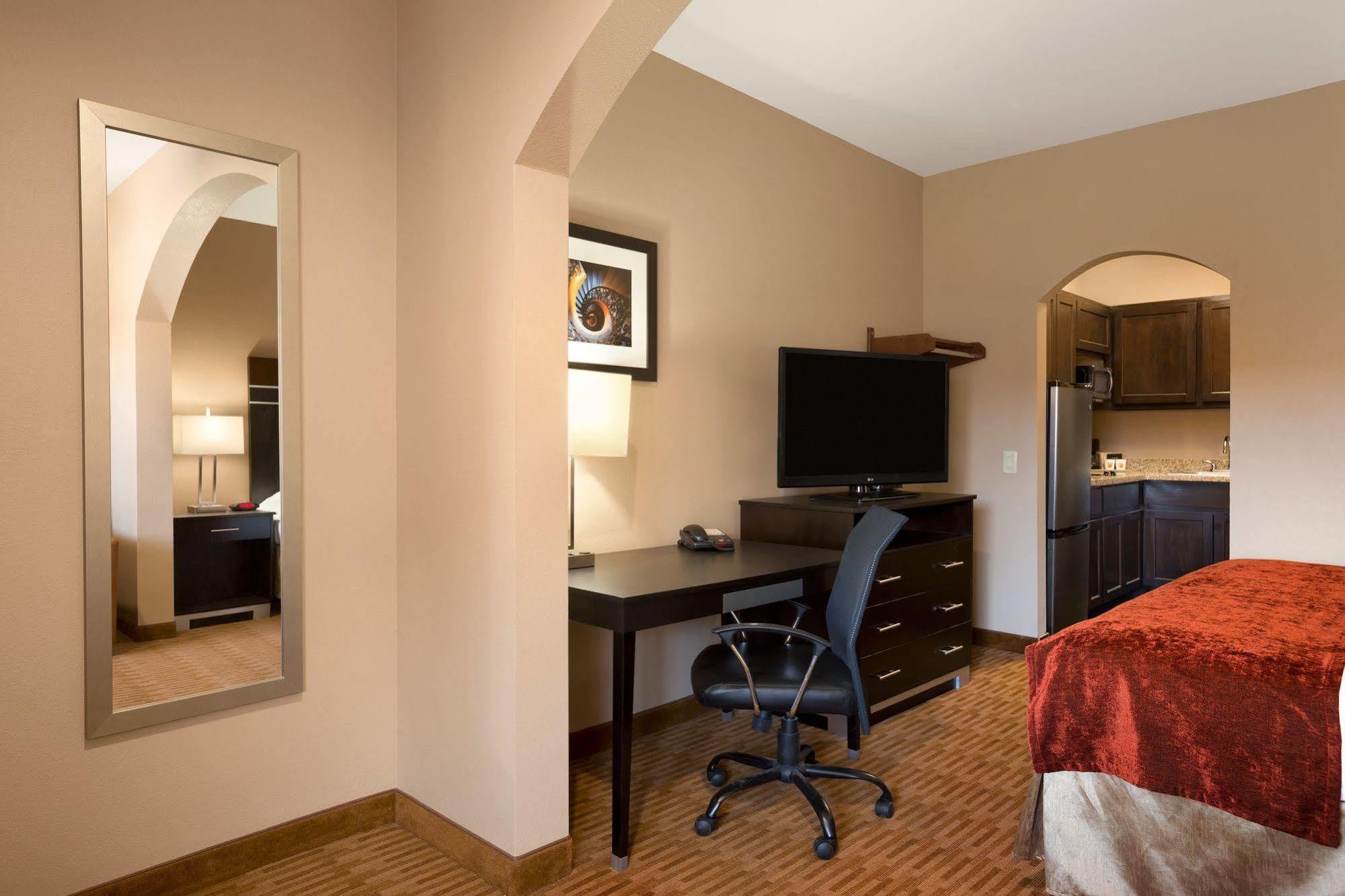 Executive & 2* Floresville