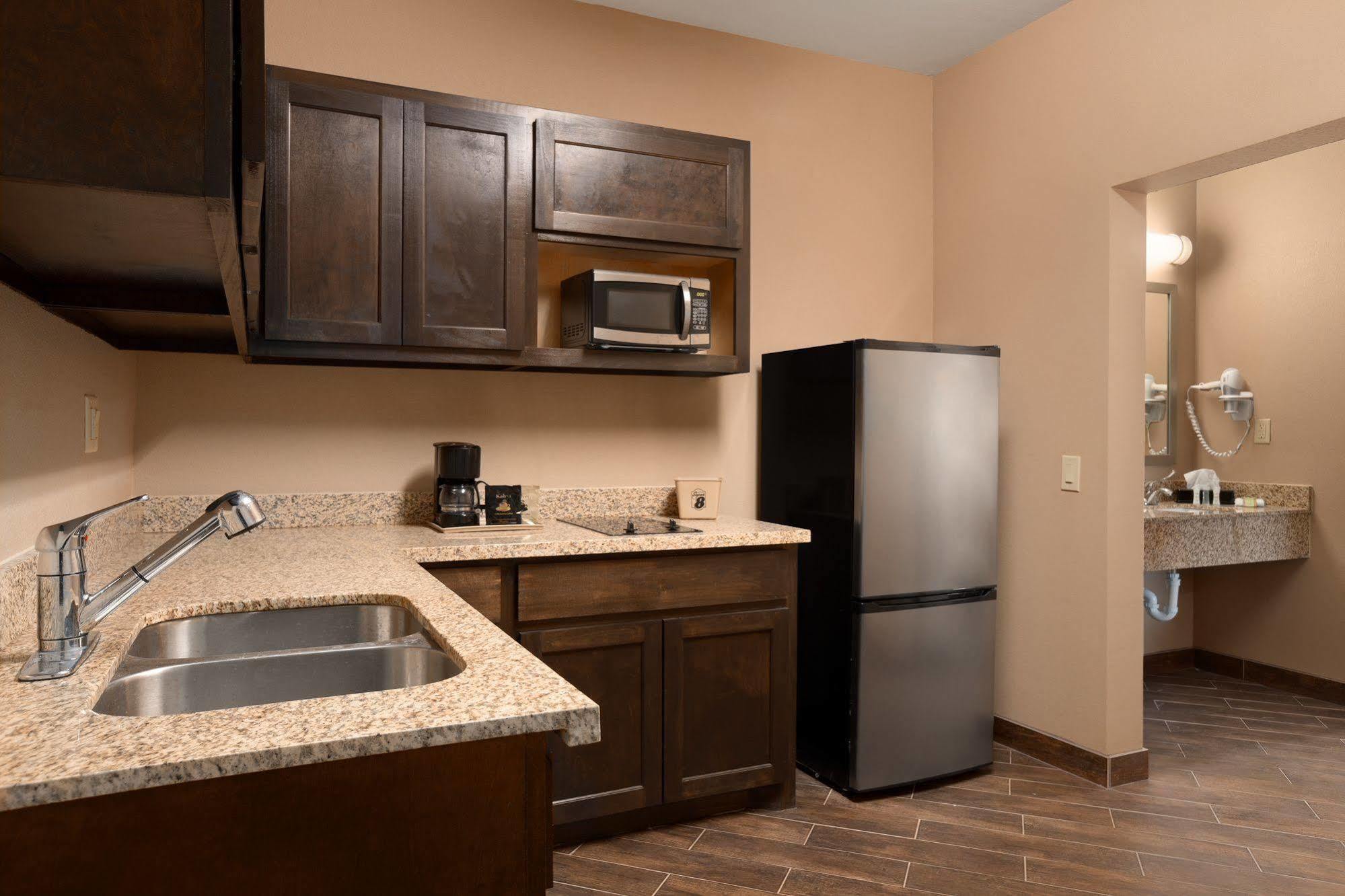 Executive & Floresville
