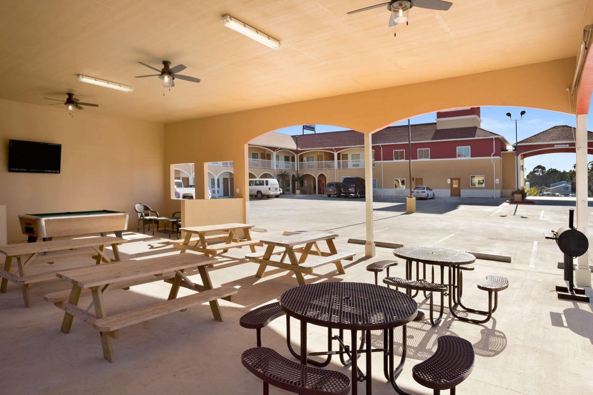 Executive & 2* Floresville